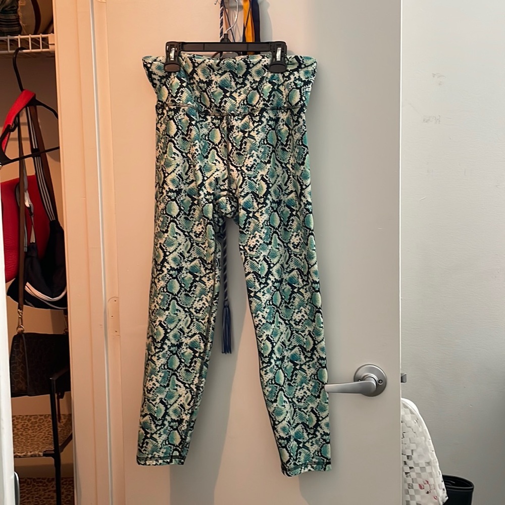 Jessica Simpson workout leggings: green & blue color snakeskin design. Size: XL